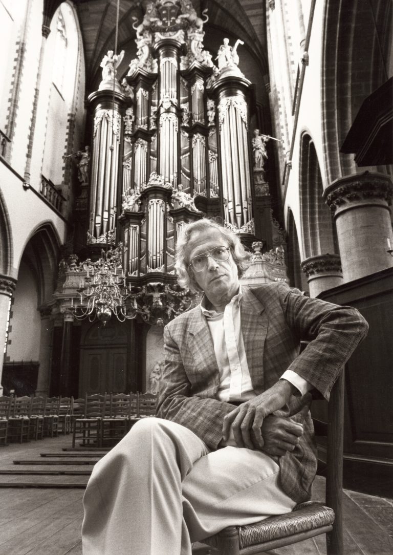 29 juni 1989, Piet Kee in de Grote of St.-Bavokerk van Haarlem, in de achtergrond het Christian Müller-orgel.